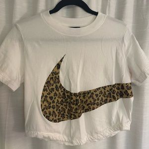 Women’s Nike cropped tshirt cheetah, print swoop